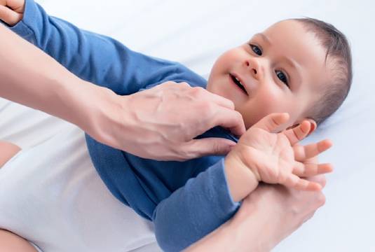 نحوه لباس پوشاندن به نوزاد ( پوشیدن و درآوردن لباس نوزاد )