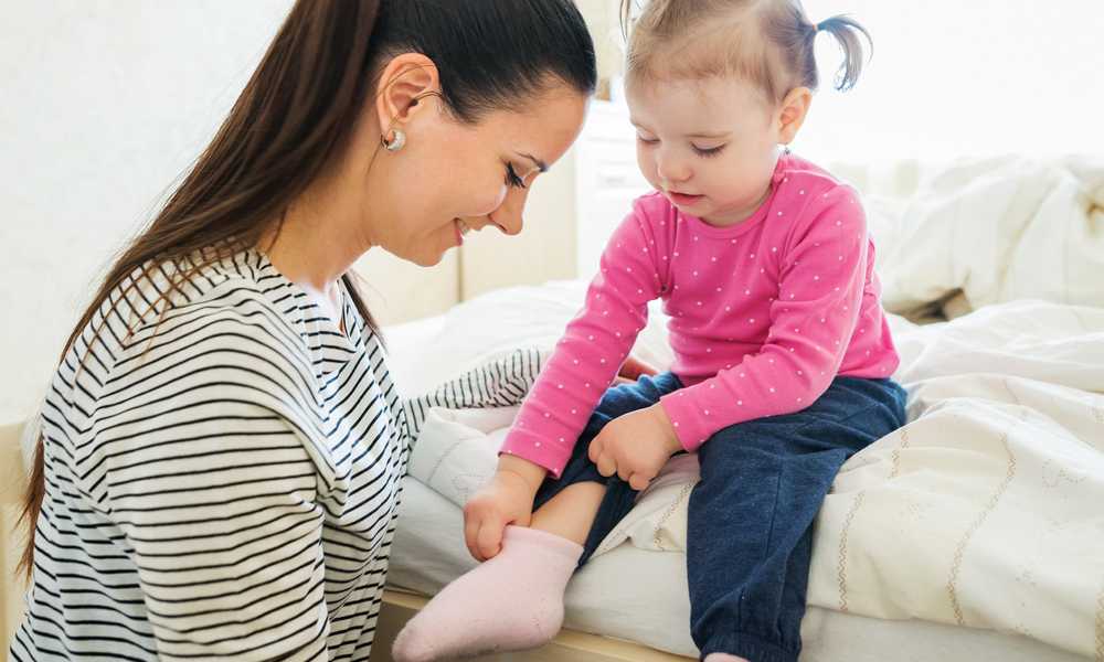 آموزش لباس پوشاندن به کودک به صورت گام به گام